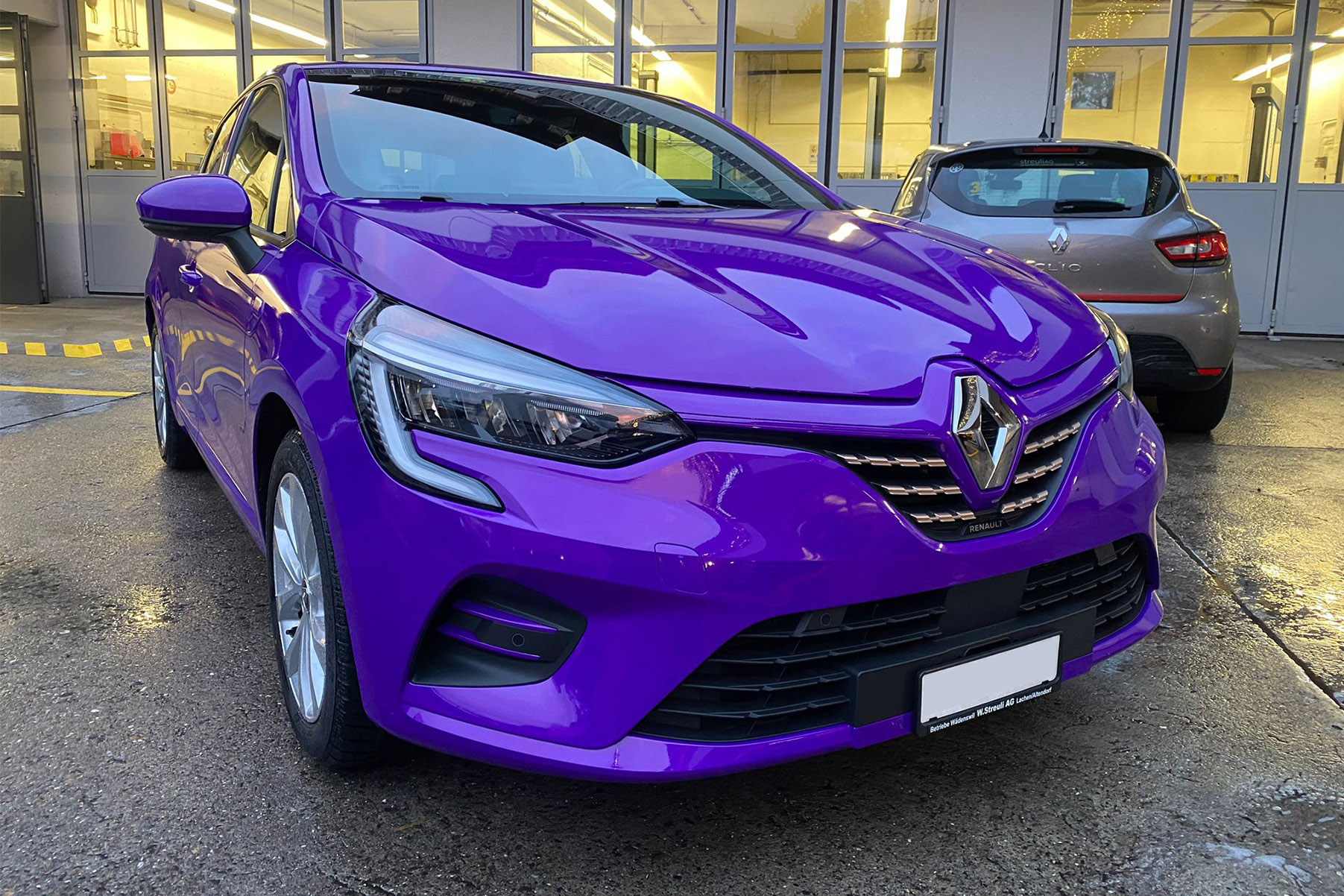 Ein Autotraum in Violett: Renault Clio erhält Komplettfolierung